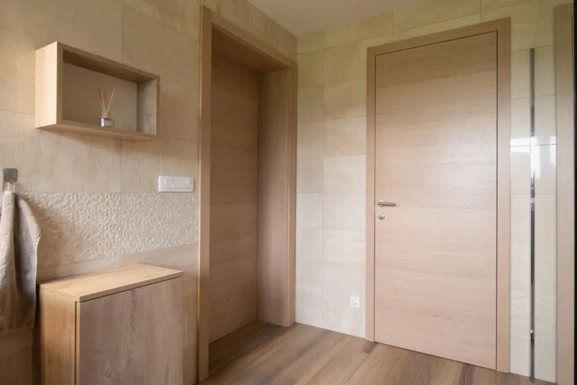 Porta acabada com marcenaria e rodapé